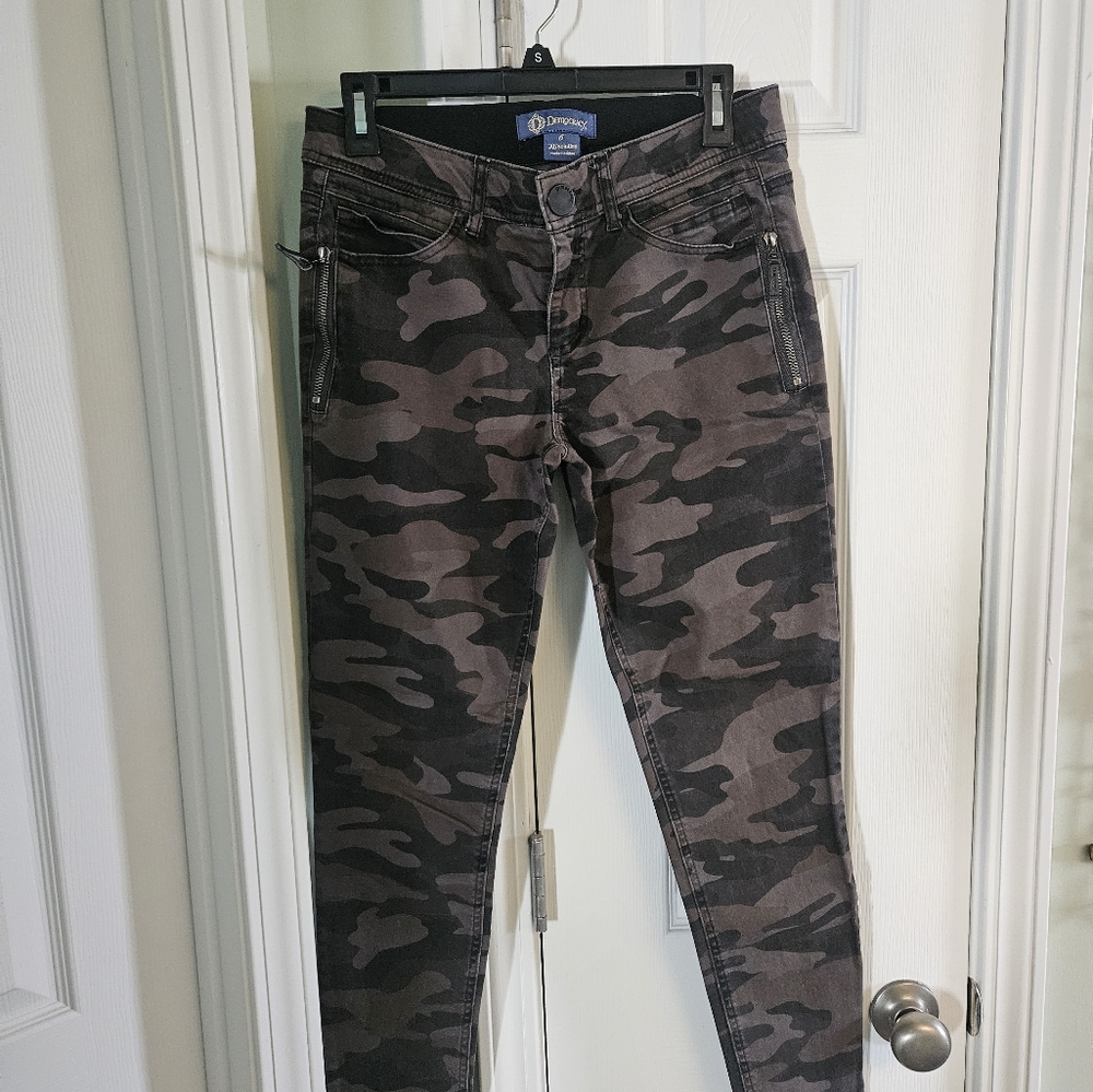 Democracy ABsolution size 6, camo skinny jeans
